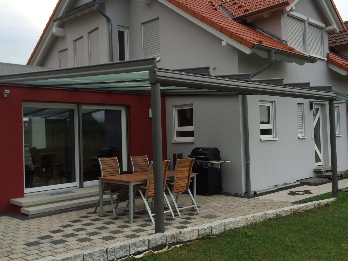 Terrassenüberdachung aus Glas an einem Einfamilienhaus